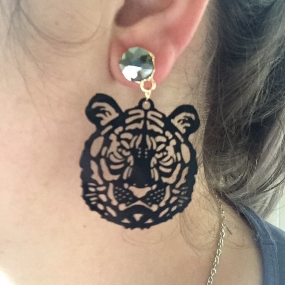 🛍 Black or Orange Tiger Cutout Earrings Metal - Picture 5 of 9